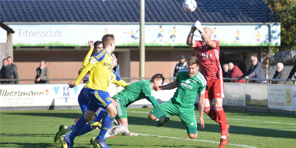 SpVgg Vreden schickt Holzwickeder SC endgültig in den Abstiegskampf Holzwickedes Robin Schultze (zweitr v. re.) kommt hier einem Schritt gegen Vredens Keeper Ricardo Ottink zu spät.