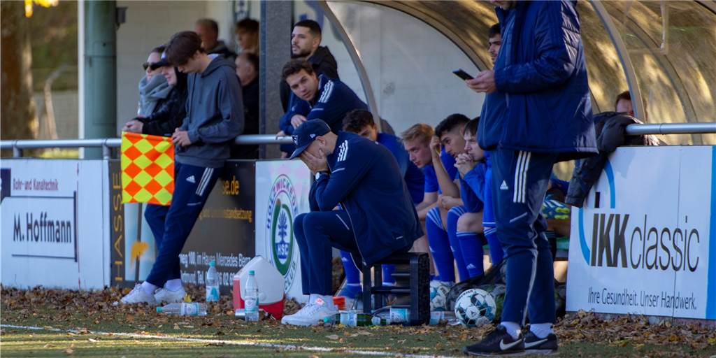 Die Enttäuschung nach dem 0:3 war Trainer Marcel Greig (Mitte) vom Holzwickeder SC II anzusehen.