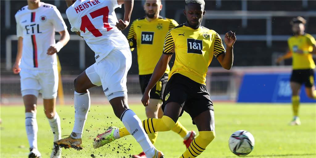 Derby-Jubel, Handball und Eishockey: Mehr als 100 Fotos vom Dortmunder Sportwochenende Auch die U23 von Borussia Dortmund führte am Sonntag eine umkämpfte Partie.