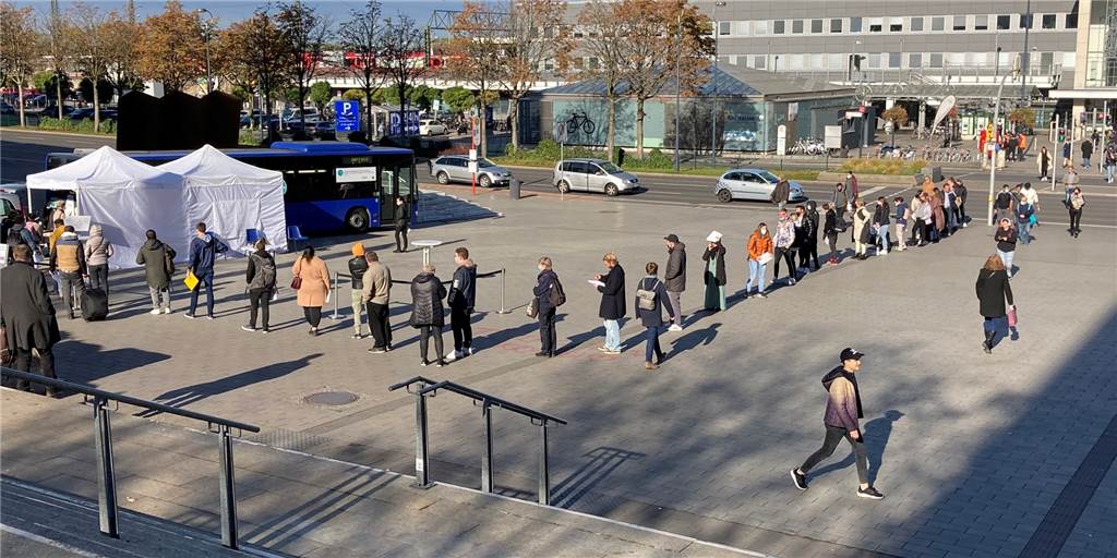 Lange Warteschlange am Fußballmuseum sorgt für Aufsehen Die Schlange vor dem mobilen Impfzentrum reichte am Montagmittag (25.10.) bis zur Fußgängerampel zum Dortmunder Hauptbahnhof.