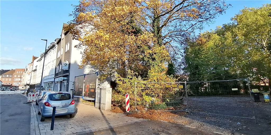 Wichtiger Parkplatz im Dortmunder Nordwesten gesperrt Die Sanierung des Ortskerns ist fast abgeschlossen. Allein eine als Parkplatz ausgewiesene Baulücke drfitet von einem Problem ins nächste.