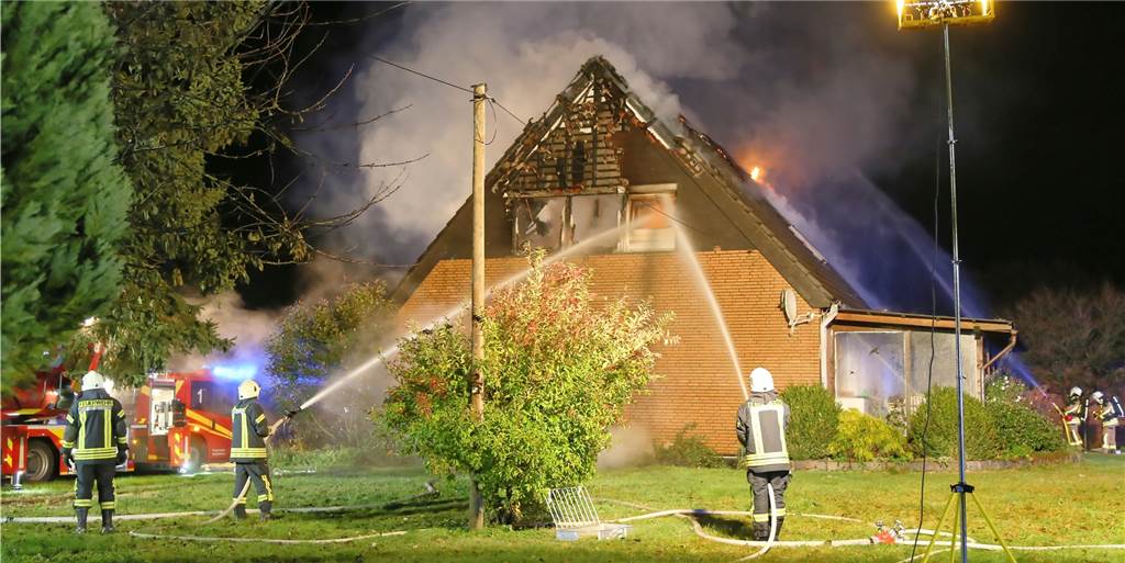 Nach tragischem Feuer in Oeding: Brandsachverständiger soll Ursache ermitteln Das Feuer hatte insbesondere das Obergeschoss des Hauses getroffen. Die Brandursache soll nun ein Brandsachverständiger ermitteln.