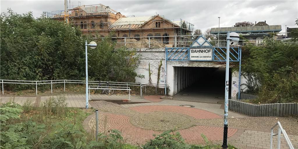Bahnhofstunnel in Dorsten wird abgerissen: Umwege und Einschränkungen Am Bahnhofsgebäude wird schon kräftig gearbeitet, ab Anfang November wird auch die stadtseitige Unterführung abgerissen.