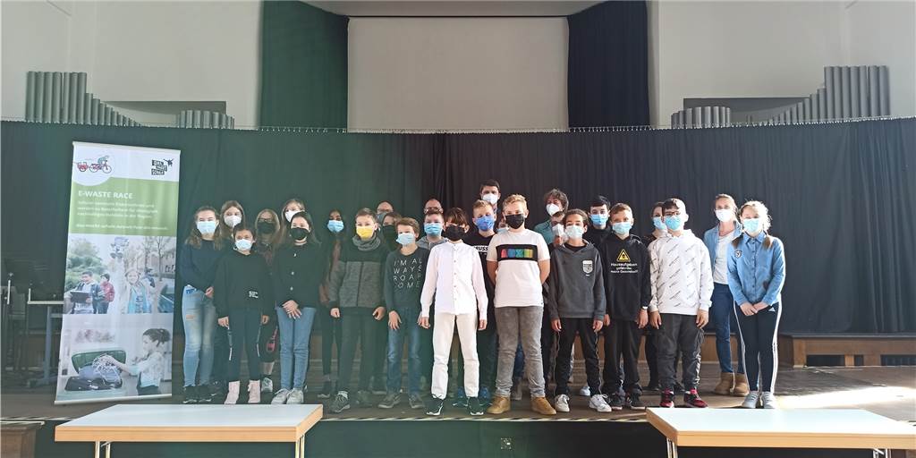 Die Schülerinnen und Schüler der Klasse 6d des Freiherr-vom-Stein-Gymnasiums freuen sich auf die Teilnahme am Wettbewerb "E-Waste-Race".