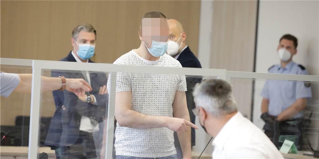 Shell-Tankstellen: Blitzeinbrecher tricksen Nebelmaschinen von Alarmanlagen aus Das Foto zeigt einen der Angeklagten zwischen den Verteidigern.