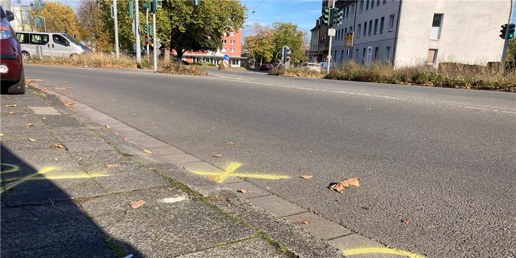 Engelsburgplatz: Die Unfallkreuzung muss sofort entschärft werden Gelbe Markierungen zeigen am Montag auf der Ringstraße noch genau, wo die Polizei bei der Unfallaufnahme am Freitagabend das Unfallgeschehen dokumentiert hat.