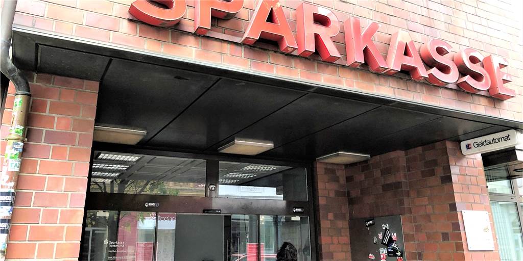 Versuchter Einbruch bei Sparkasse: Verhinderte Wachdienst Schlimmeres? In dieser Dortmunder SB-Filiale der Sparkasse gibt es vorerst kein Bargeld.