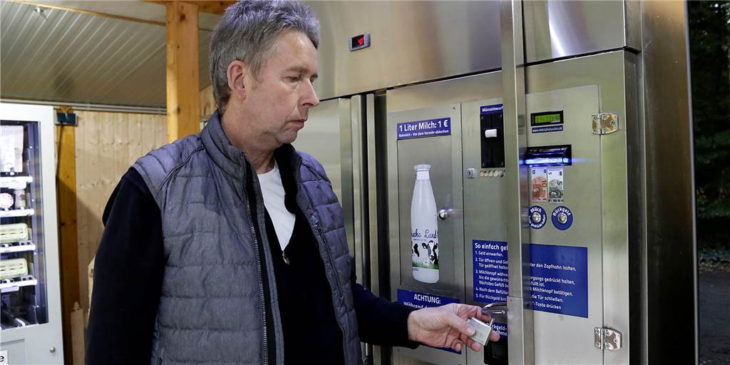 Milchautomat in Flaesheim geknackt: Kleine Beute, großer Schaden Georg Schulte-Althoff zeigt das aufgebrochene Schloss am Milchautomaten.