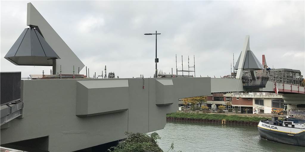 Grau in Grau: Das neue „Farbkonzept“ der Hochstadenbrücke in Dorsten Die Kanzelhauben der Hochstadenbrücke sind nun grau statt rot.