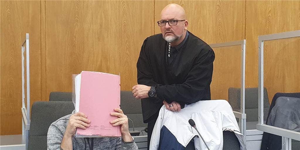 Todesdrohung im Schrottauto: Angeklagter bestreitet die Vorwürfe Todesdrohung im Schrottauto: Angeklagter bestreitet die Vorwürfe