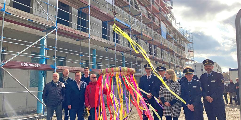 Rohbau für die neue Polizeiwache steht – Richtfest am Luisenglück Die Polizei zeigte viel Präsenz: Die Beamten bekommen in dem Neubau eine neue moderne Wache, die jene an der Löttringhauser Straße ablösen wird.