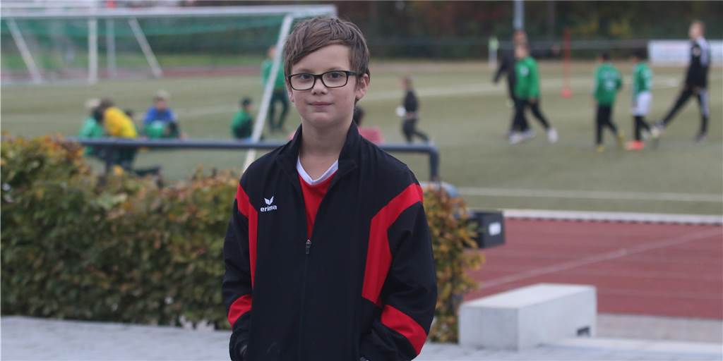 Michael (11) ist traurig: Sein Herzensverein kann ihn nicht aufnehmen Während seine Freunde bei der SG Selm trainieren, bleibt Michael Lebsack außen vor.