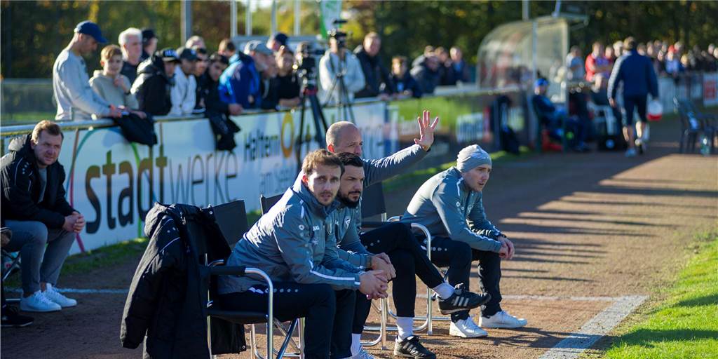 Dieser Spieler ist ein Glücksgriff für den TuS Haltern - und hat „eine geile Petry-Playlist“ Konnten sich in dieser Saison schon oft über starke Leistungen ihres absoluten Glücksgriffes freuen: Die Verantwortlichen des TuS Haltern um Cheftrainer Timo Ostdorf (h.).