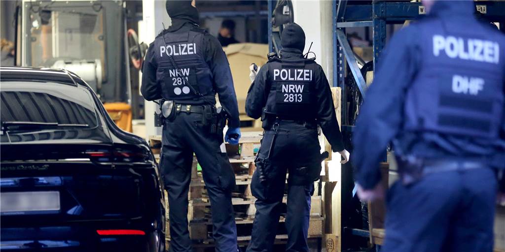 Großrazzia gegen Geldwäsche-Bande: Polizei durchsucht Gebäude in Dortmund Großrazzia gegen Geldwäsche-Bande: Polizei durchsucht Gebäude in Dortmund