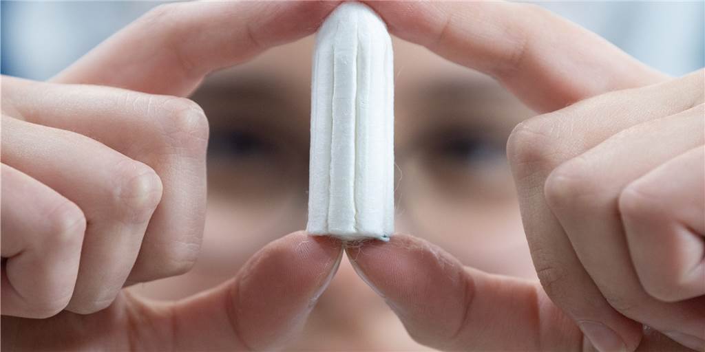 Schulen in Ahaus sollen Hygieneartikel für die Menstruation verteilen Tampons oder Binden sollen in Zukunft – zumindest in den weiterführenden Schulen in Ahaus – auf den Toiletten ausgelegt werden. Ein entsprechender Pilotversuch soll demnächst starten.