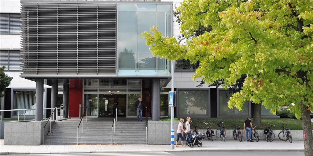 Bankgeschäfte nur im Stehen: Sparkassen-Kundin wartet endlich auf Lösung Bankgeschäfte nur im Stehen: Sparkassen-Kundin wartet endlich auf Lösung