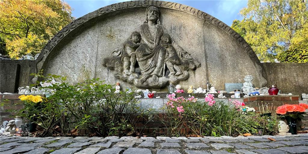 Das Grab der pilzvergifteten Kinder auf dem Friedhof St. Lambertus ist heute auch eine Gedenkstätte für Sternenkinder und verstorbene Babys.