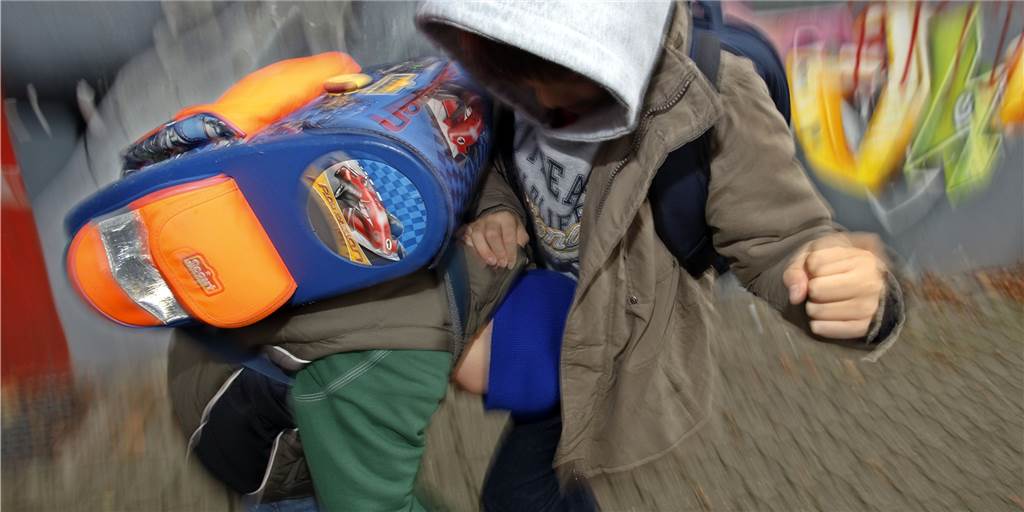 „Du fetter Hurensohn“: Gute Antworten auf blöde Sprüche Autsch: In einer handfesten Prügelei müssen Streitigkeiten nicht immer enden. Meist reicht es, Selbstbewusstsein zu zeigen. Und die passenden Antworten zu kennen, wenn man blöde Sprüche bekommt. Dazu gibt Psychotherapeut Dr. Christian Lüdke Tipps.