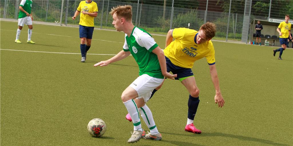 „Der Teamspirit ist überragend“: Helge Walters leitet mit Sonntagsschuss den Sieg ein Helge Walters (r.) brachte den SV Herbern II am Sonntag in Führung.