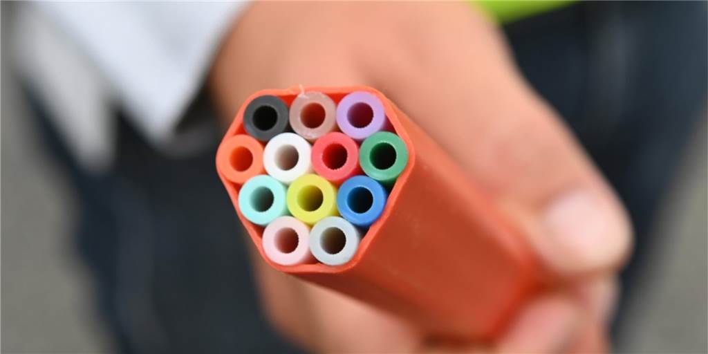 Verzögerungen beim Ausbau? Deutsche Glasfaser nennt sich „taktgebend“ So sieht ein Glasfaserkabel von innen aus: viele bunte Schläuche, durch die die Daten fließen.