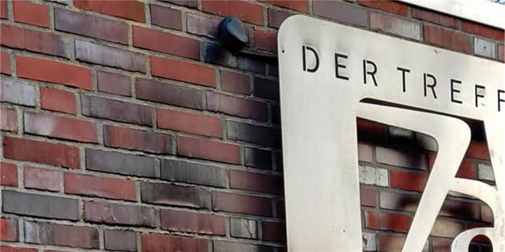 Unbekannte werfen Molotowcocktail aufs Jugendhaus Zak Die Spuren der Flammen sind an der Zak-Fassade deutlich zu erkennen.