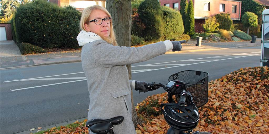 Barbara Wette (51) verweist auf weitere Schwachstellen des Radweges Penningrode/Ovelgönne in Werne..