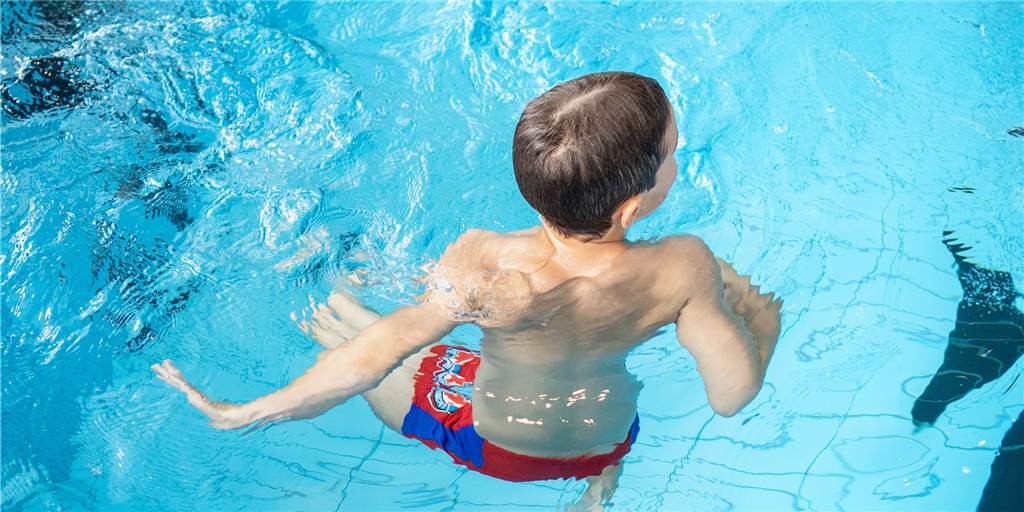 Der Schwimmunterricht für die heutigen Viertklässler ist im vergangenen Schuljahr ausgefallen. Wer noch nicht schwimmen kann, muss sich private Angebote suchen.