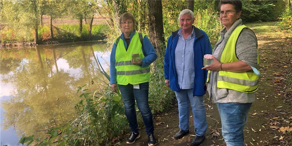 Inge Sichort, Elisabeth Grümer und Gabriele Bayer (v.l.) sorgen sich um die Tiere im Teich auf dem Golfplatz.