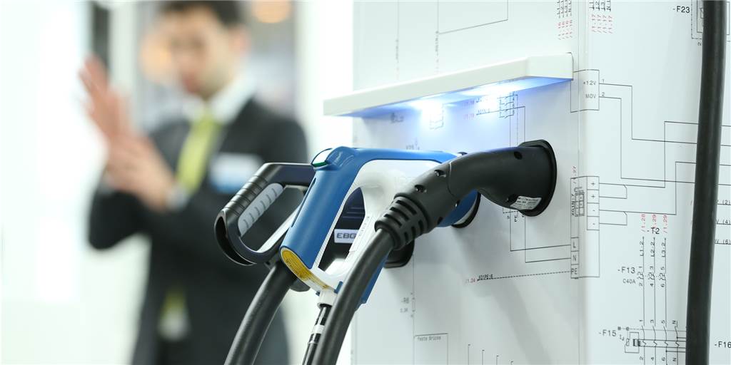 In Dortmund wächst „einer der führenden Anbieter“ für Ladesäulen heran Immer mehr Elektroautos benötigen immer mehr Ladesäulen. Als Anbieter von Ladelösungen will das Dortmunder Unternehmen Compleo die Verkehrswende hin zu klimaneutraler Mobilität mitgestalten. Es kündigt jetzt die Übernahme einer weiteren Firma an.