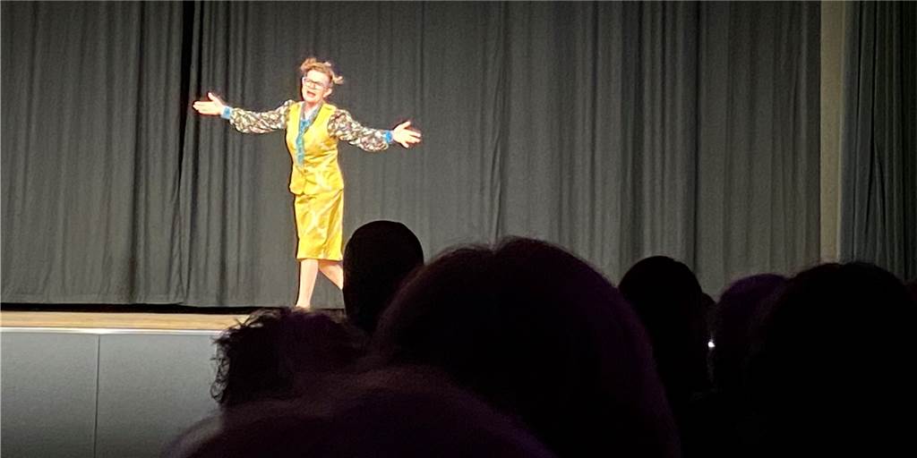 Frieda Braun ist mit Programm „Erstmal durchatmen“ ganz nah an Olfen dran Frieda Braun integriert das Publikum in ihr Programm und sorgt so für Lacher in einer fast ausverkauften Stadthalle.
