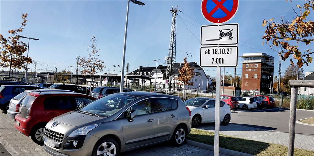 Halteverbot am neuen Halterner Bahnhofsparkplatz - wegen Hendrik Wüst An Teilen des neuen Pendlerparkplatzes am Halterner Bahnhof gilt ein Halteverbot.
