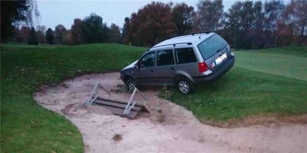 Auto steckt auf Golfplatz fest: Stundenlange nächtliche Befreiungsversuche Dieses Auto steckte am Mittwochmorgen auf einem Golfplatz in Brackel fest.