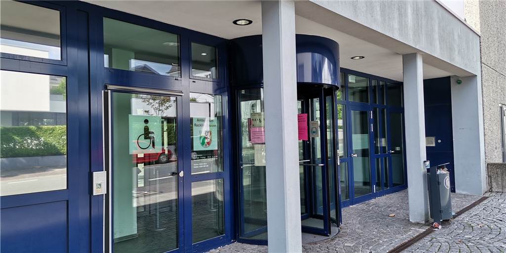 Patient gibt Krankenkassengeld für Zahnarzt selbst aus – „Habe Kopf in den Sand gesteckt“ Seit rund drei Jahren wartet ein Zahnarzt auf die Bezahlung einer fast 7000-Euro-Rechnung. Vor Gericht ist sein ehemaliger Patient freigesprochen worden.