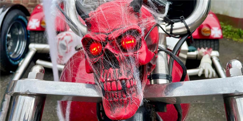 Halloween: „Horror-Trikes“ machen am 31. Oktober die Straßen unsicher In der Dunkelheit kommt der beleuchtete Totenkopf besonders zur Geltung. Er ist an einem Horror-Trike befestigt, das zu Halloween durch Dortmund rollt.
