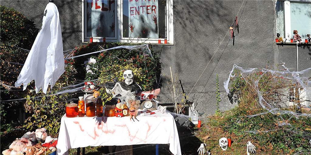 Ist das Castrop-Rauxels gruseligstes Halloween-Haus 2021? Das Halloween-Haus an der Querstraße 17-19 ist eines der schönsten in Castrop-Rauxel.