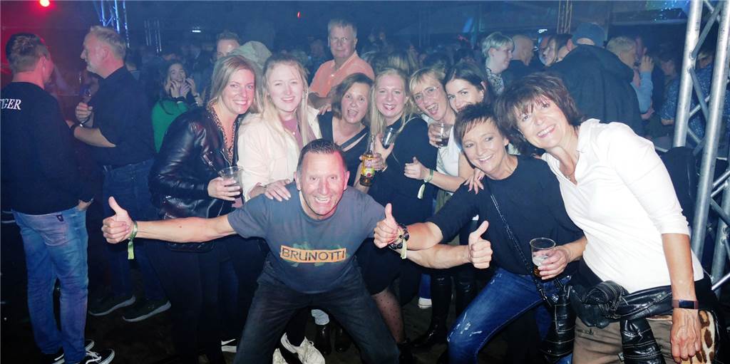Endlich wieder feiern: 1600 Gäste haben am Wochenende die Party im Losbergpark genossen.
