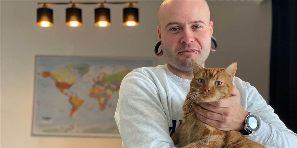 Dominik Voegele braucht einen Assistenzhund, um den Alltag besser meistern zu können. Bis dahin bekommt er tierische Unterstützung von seinen Katzen.