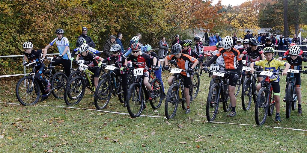 Premiere: Gelände der Haard-Klinik wurde Mountainbike-Rennstrecke Beim Gruppenstart versuchte jeder Fahrer, eine gute Position zu ergattern, hier die U13-Fahrer.