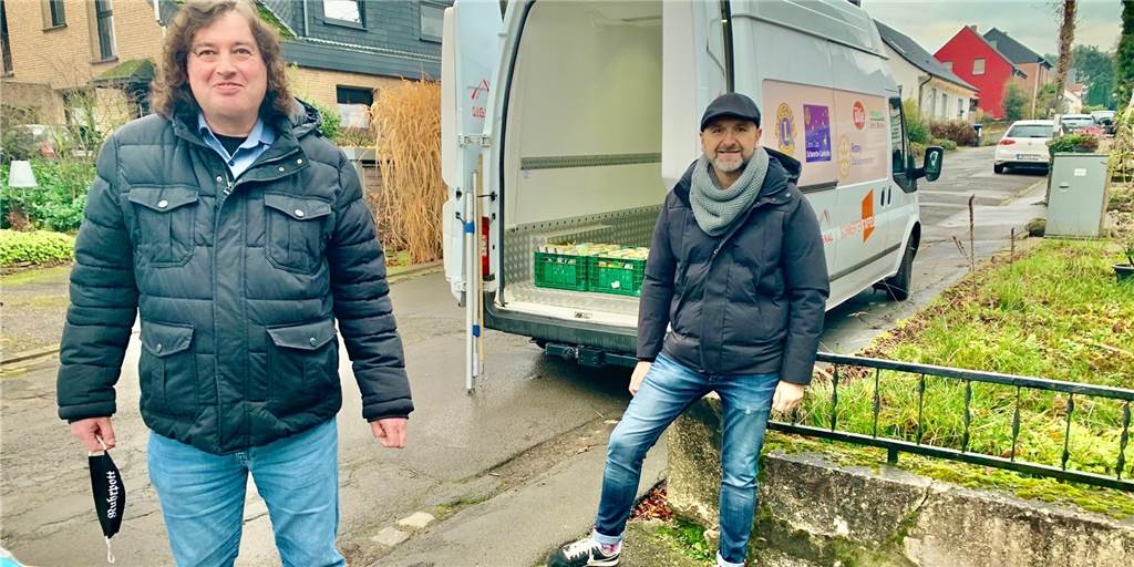 Trotz schwerer Krankheit: Michael Draeger sammelt weiter für die Schwerter Tafel 2020 bei der Abholung der Spenden: Peter Höck (l.), Leiter des Tafel-Trägers Signal gGmbH, und Michael Draeger in Lichtendorf.