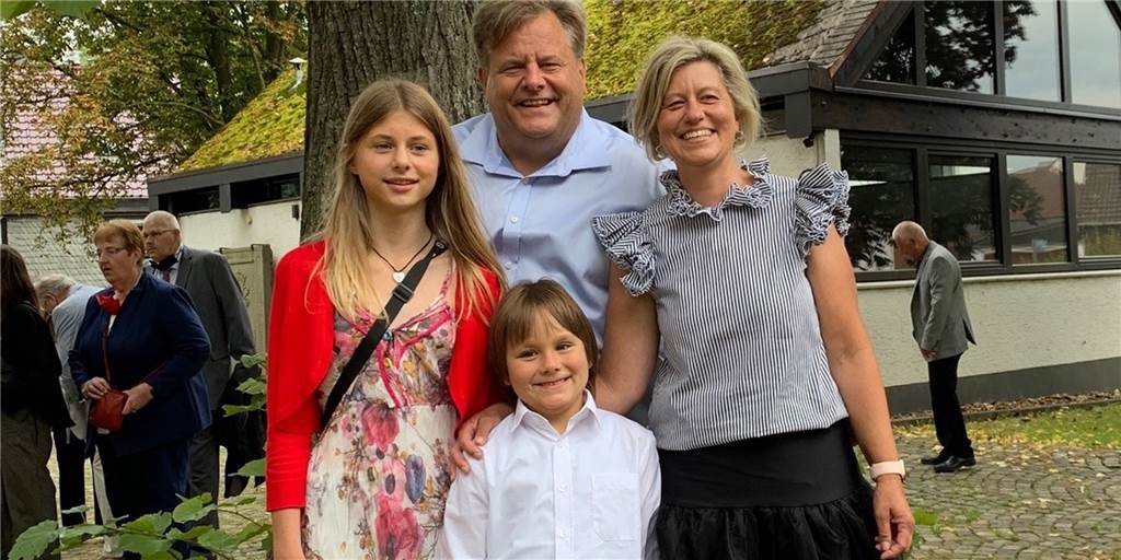 Maskenpflicht in Klassenräumen endet: „Meine Kinder haben überhaupt kein Problem mehr mit der Maske“ Katrin Schwarz-Baumert mit ihrem Mann Dr. Stefan Schwarz und ihren beiden Kindern. Die Schwerterin sagt: „Meine Kinder sind noch zu jung für eine Impfung.“