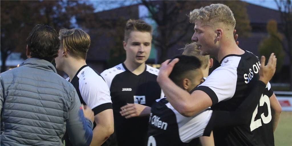 Riesen-Überraschung: SuS Olfen ringt Spitzenteam FC Roj nieder – „Wir sind noch lange nicht tot“ Unbändige Freude: Tim Kortenbusch (r.) freut sich mit dem SuS Olfen über den Elfmetertreffer. Selbst Trainer Patrick Linnemann (l.) kam im Überschwang aufs Feld gerannt.