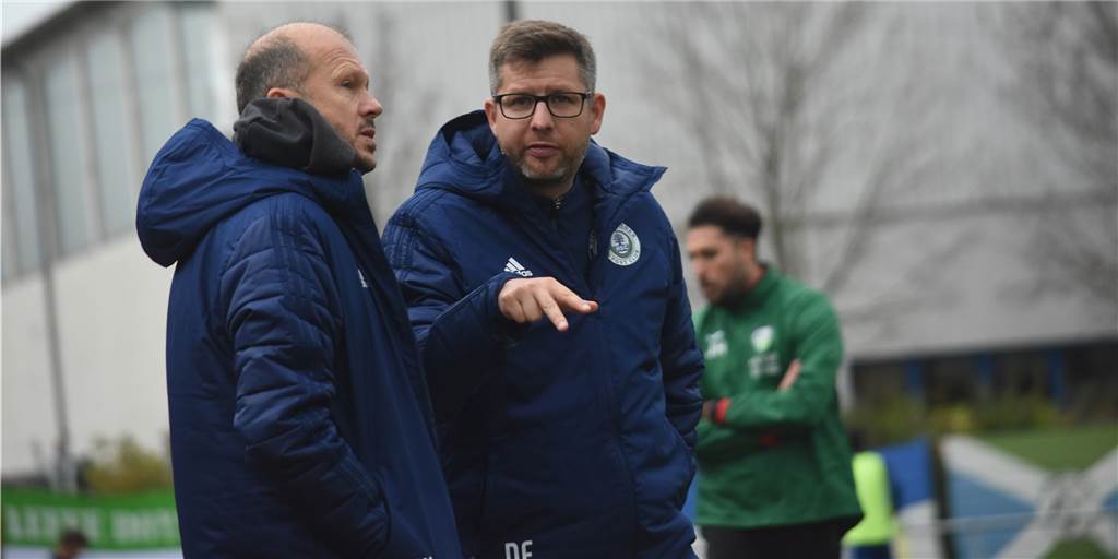 Beim HSC geht das Abstiegsgespenst um - Zwischenbilanz nach Hälfte der Hinrunde alarmierend Der Trainer des Holzwickeder SC, Marc Woller (l.) - hier neben seinem Co-Trainer Daniel Frieg -, hofft gegen Ende der Woche wieder auf einen Rückkehrer setzen zu können.