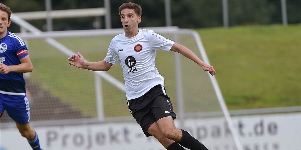 Erst Ersatzkeeper, dann Comeback: Ereignisreicher Spieltag für Roxels Manuel Andrick Sythens Ex-Trainer Manuel Andrick, hier bei seiner ersten Zeit beim BSV Roxel, stand am vergangenen Landesliga-Spieltag überraschend wieder im Kader von Roxel - als Torwart.