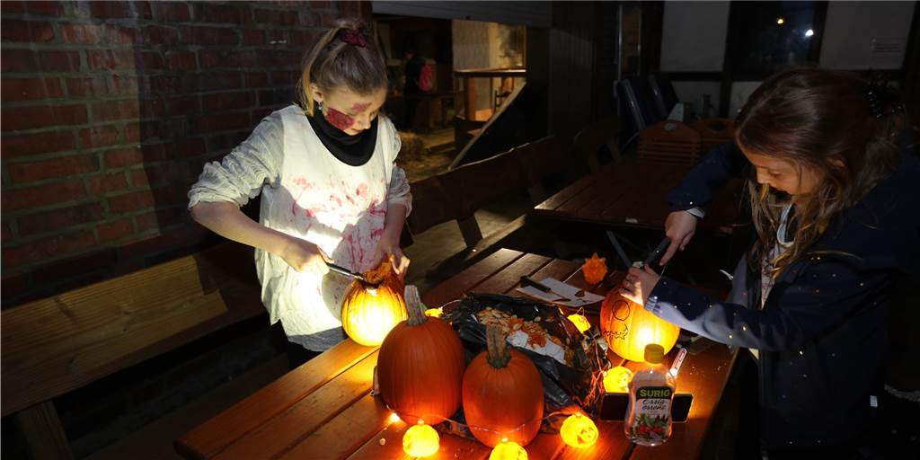 Viele Fotos: So war Halloween im Gut Eversum in Olfen Mit Kürbissen, Kostümen und einem Fackelzug haben Kinder auf dem Gut Eversum am Wochenende Halloween gefeiert.