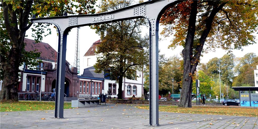 Neue Infotafel erklärt: Darum steht der stählerne Bogen vor dem Bahnhof Die alte Dachstütze, die früher an den Gleisen 5 und 6 des Schwerter Bahnhofs stand, ist durchlöchert von Bombensplittern bei Luftangriffen im Zweiten Weltkrieg.