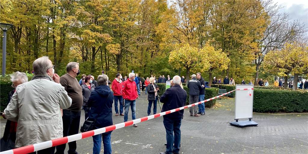 Bei Gratistest auf Corona-Antikörper: Mitarbeiter beschimpft und beleidigt Zahlreiche Menschen haben sich auf dem Campus der TU Dortmund für einen kostenlosen Corona-Antikörperschnelltest angestellt. Einige von ihnen mussten wieder weggeschickt werden.