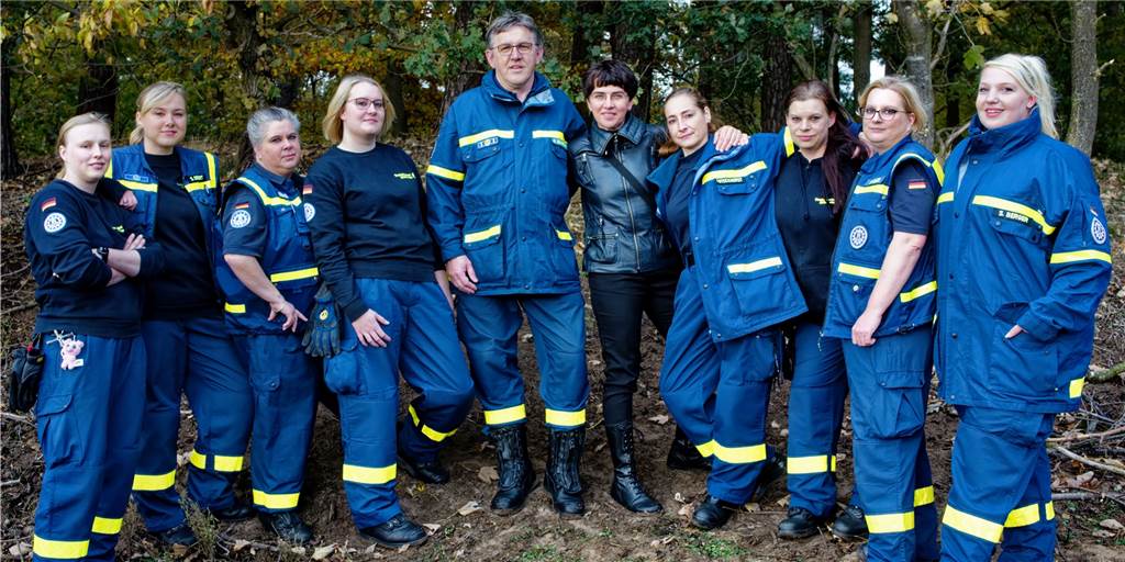 Ungewöhnliche Erlebnis-Ausstellung in leer stehendem Laden in Dorsten Die starken THW-Frauen, Mitte: THW-Ortsbeauftragter Helmut Haarmann, neben ihm Marion Taube, die die Szenographie der Installation entwickelt hat.