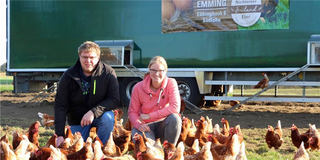 Frische Eier aus mobilen Ställen: Höfe in Oeding setzen auf regionale Produkte Nichterner Freilandeier gibt es am Hühnermobil bei Tanja Emming und Bernd Grave. Seit August bereichern die Eier von rund 500 Hühnern das Angebot des Hofes Emming im Ebbinghook mit weiteren regionalen Produkten.