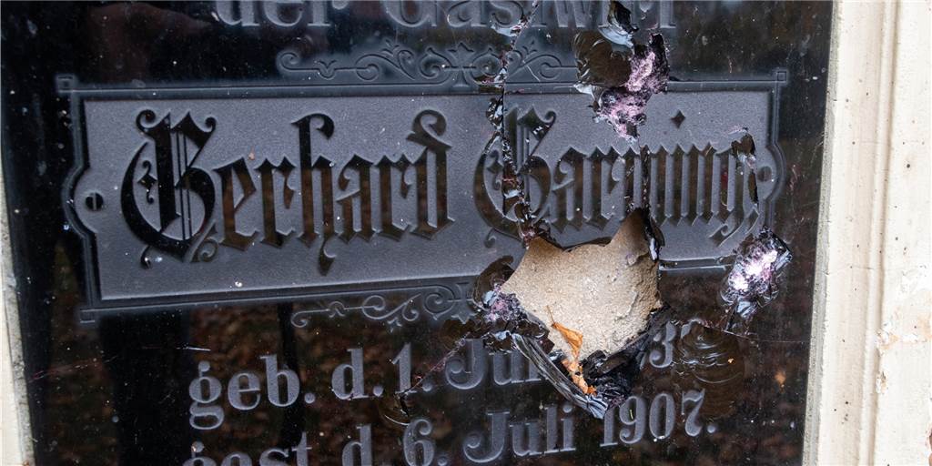 Grabschändung und Vandalismus in Ottenstein – Täter unbekannt Das zerstörte Denkmal auf dem Wessumer Friedhof.