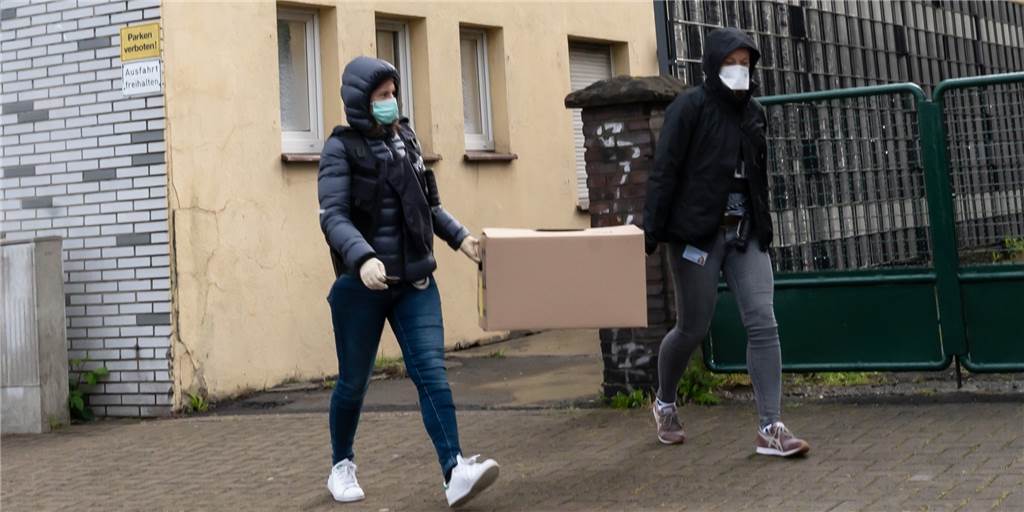Hisbollah-Bezug bei Dortmunder Verein aufgedeckt - was sind die Folgen? Polizistinnen haben einen Karton mit Beweismitteln aus den Räumen des Vereins in Lindenhorst getragen.